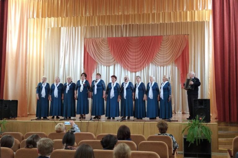 В рамках акции "Поем вместе песни военных лет" состоялся концерт ветеранов труда