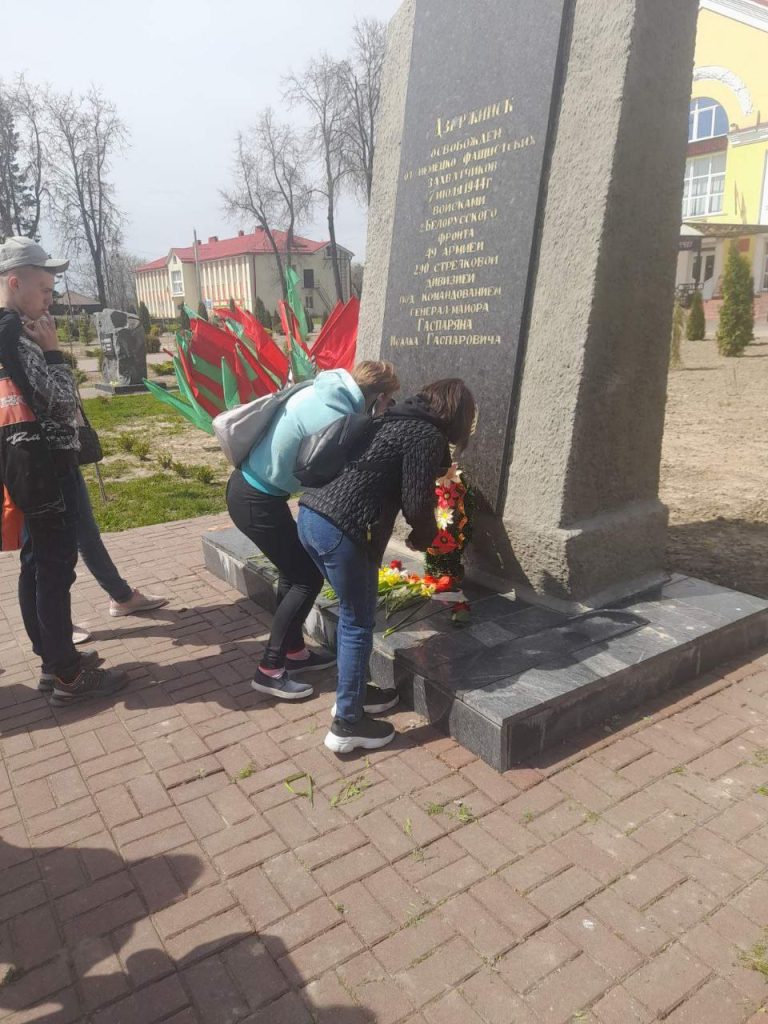Возложение цветов людьми с инвалидностью, посещающими ООДПИ, к братской могиле советским воинам.