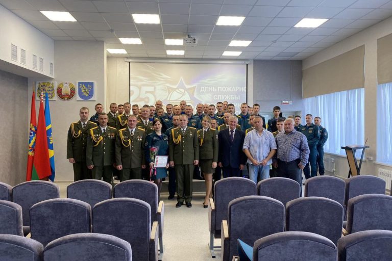 Торжественное поздравление сотрудников Дзержинского районного отдела по ЧС