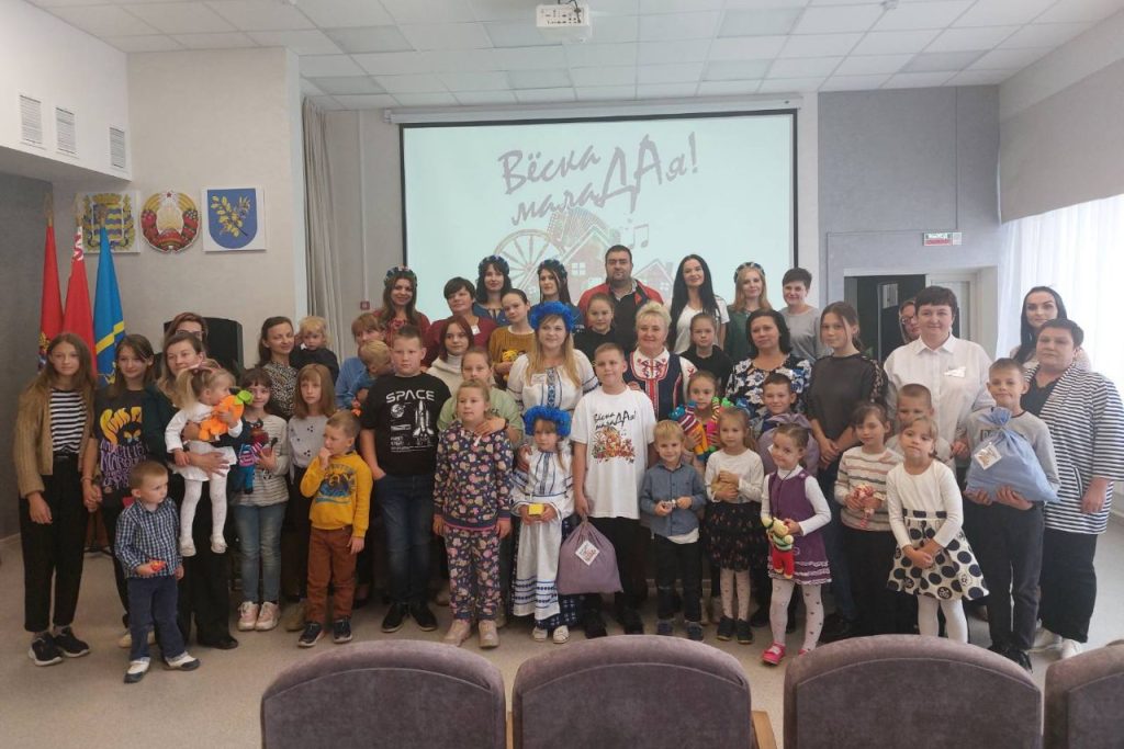 В ГУ "Дзержинский территориальный центр социального обслуживания населения" прошёл фестиваль "Вёска малаДАя"