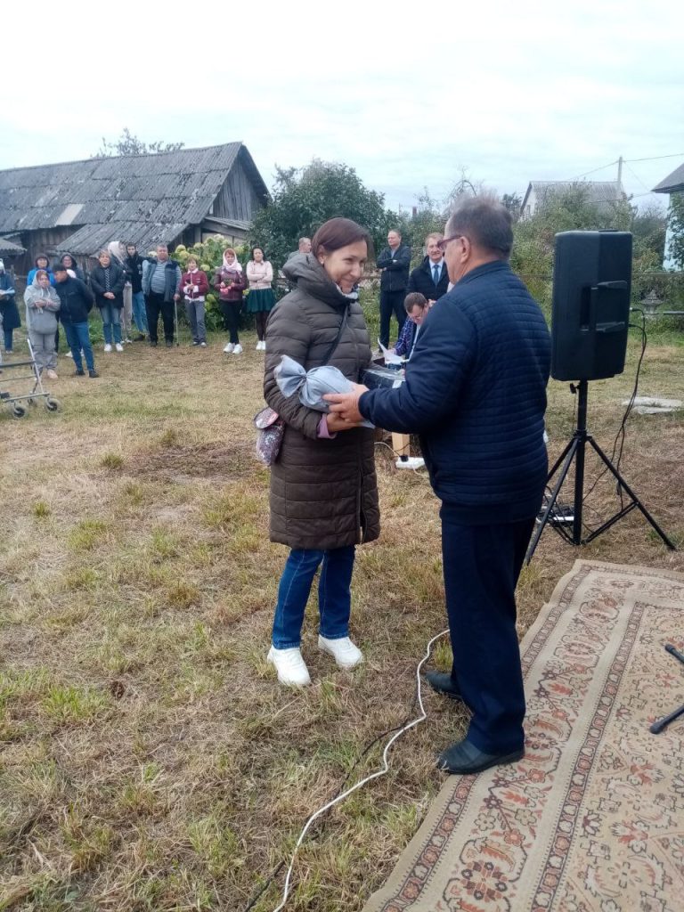 Сотрудники Дзержинского ТЦСОН приняли участие на празднике день деревни Шатилы