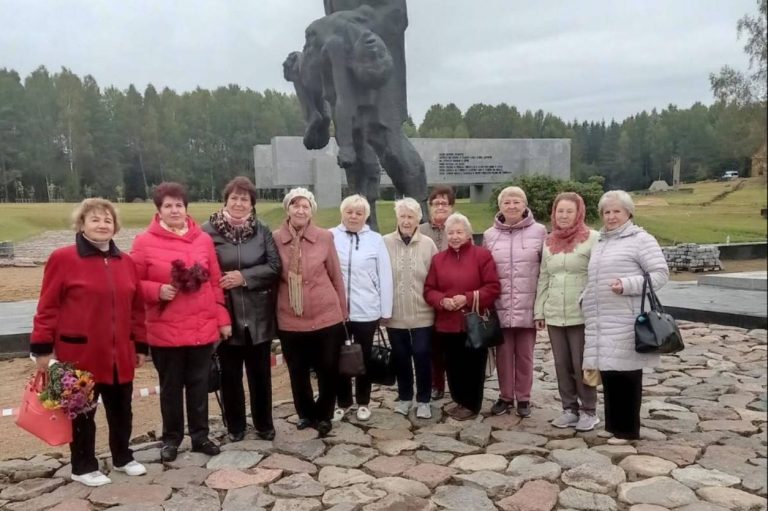 граждане пожилого возраста, посещающие занятия на базе филиала ГУ ДТЦСОН в городе Фаниполе, посетили Мемориальный комплекс "Хатынь"
