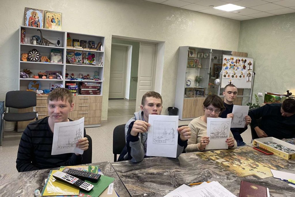 Сегодня с ребятами ООДПИ было проведено занятие за круглым столом «Старинные города Белоруссиии России».
