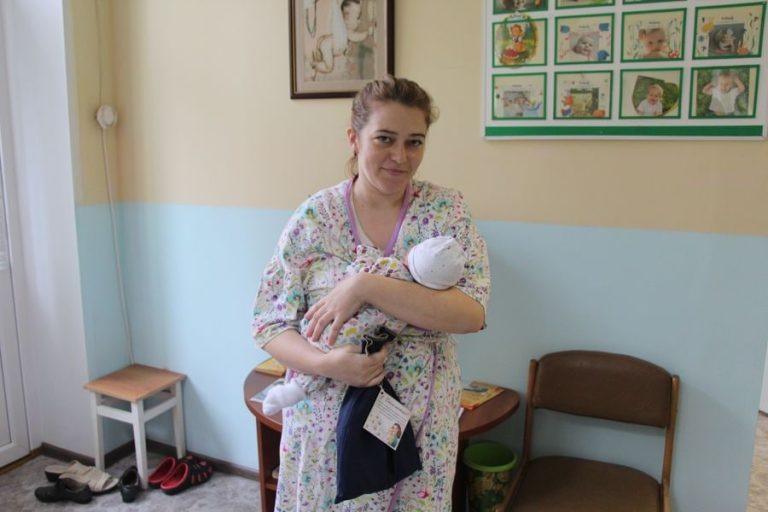 В канун Дня матери представители Дзержинского ТЦСОНа поздравили молодых мам, и тех, кто ими станет со дня на день, прямо в родильном отделении ЦРБ