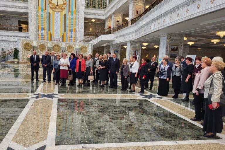 26 октября во Дворце Независимости прошла экскурсия для представителей советов пожилых граждан со всех регионов страны.
