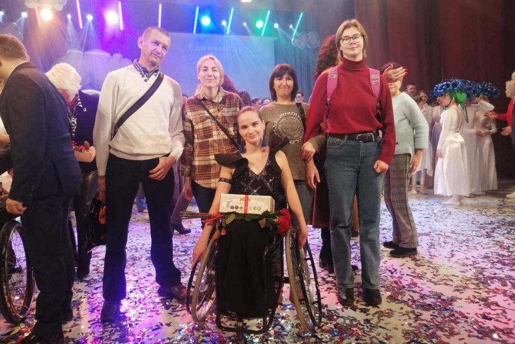 2 декабря ребята из отделения дневного пребывания для инвалидов вместе с директором Дзержинского ТЦСОН приняли участие в праздничном мероприятии «Единым духом МЫ сильны»