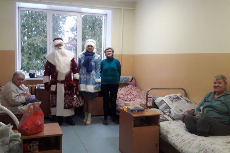 Сотрудники ГУ "Дзержинский ТЦСОН" поздравили одиноких пожилых граждан, находящихся на социально-медицинских койка