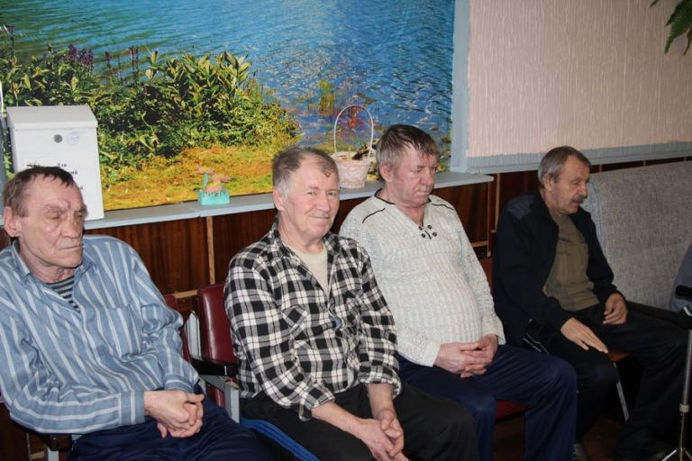 Пациентов социальных коек в Больших Новоселках сегодня поздравляли с Пасхой