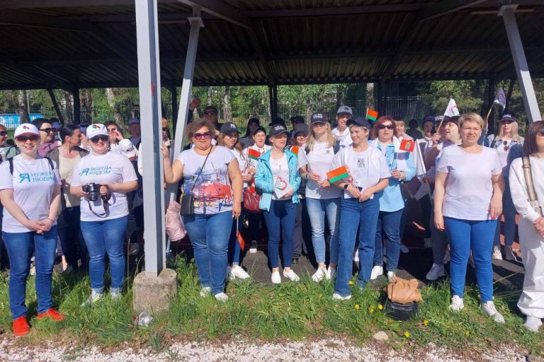 Сотрудники ГУ "Дзержинский ТЦСОН" в роли болельщиков приняли участие в Республиканской спартакиаде