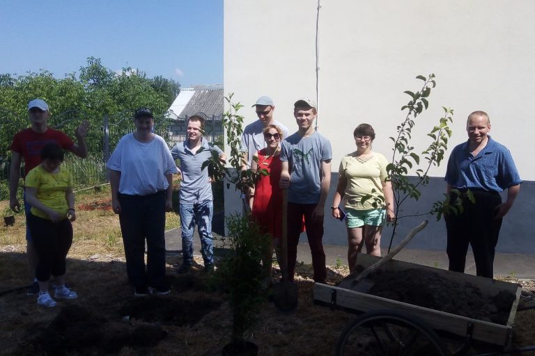 В рамках социального проекта ,,Разноцветное счастье, высаживание саженцев