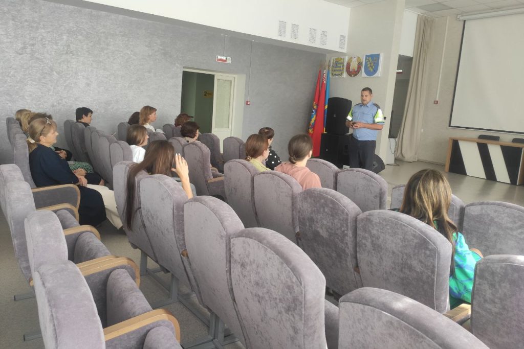сотрудники ОГАИ Дзержинского РОВД провели профилактическую беседу с сотрудниками Центра