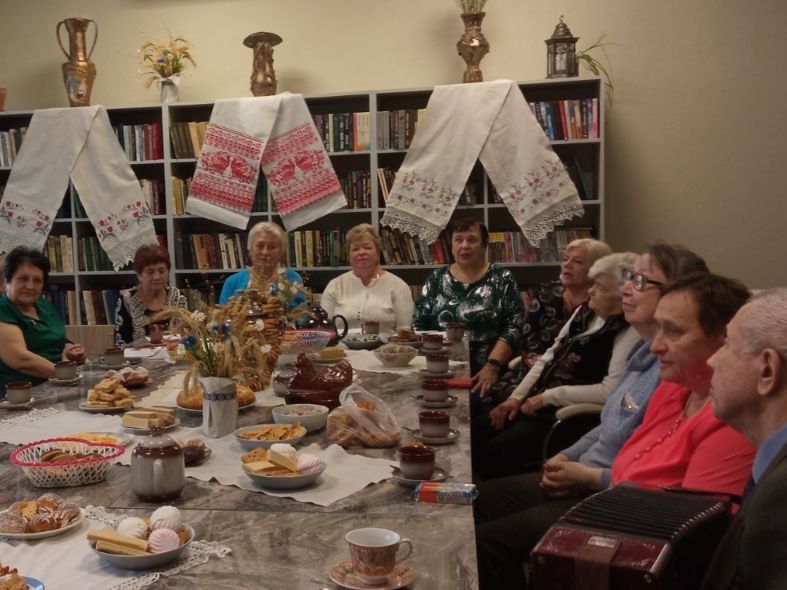 За столом у самовара