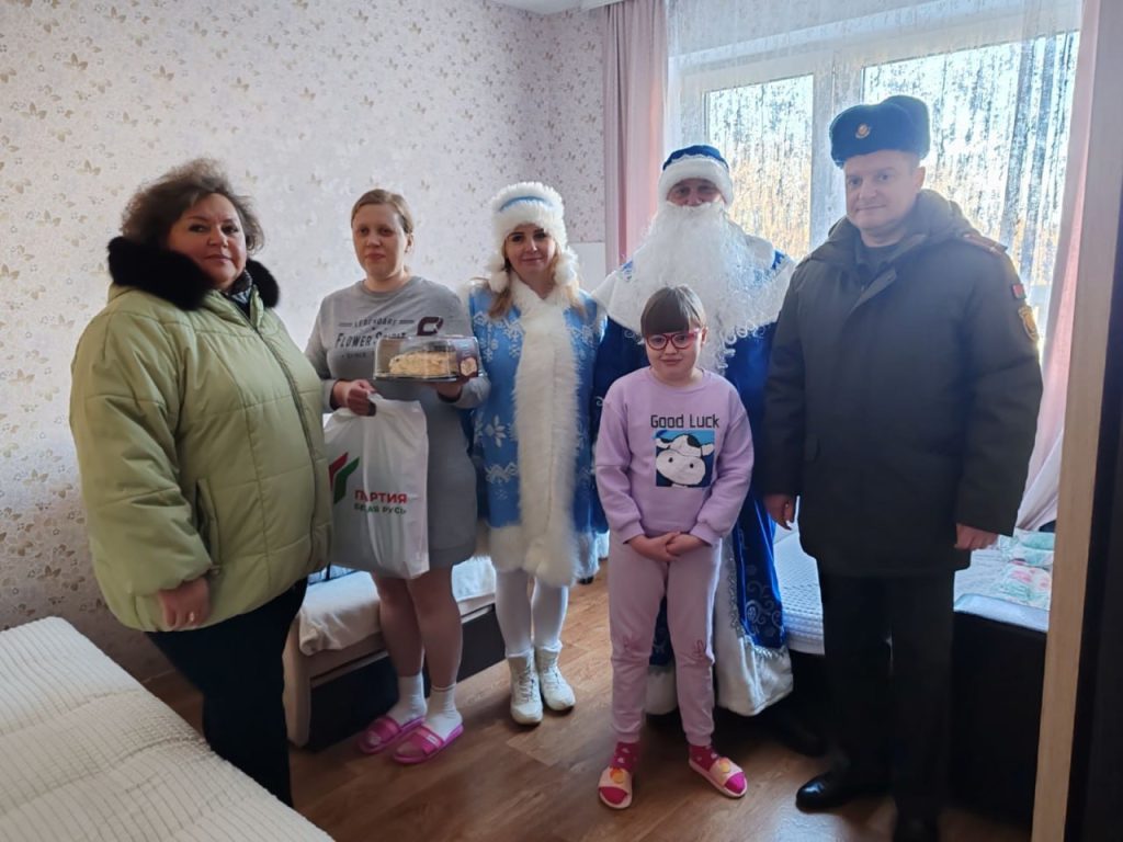 поздравили многодетные семьи и семьи с детьми инвалидами с наступающими новогодними праздниками