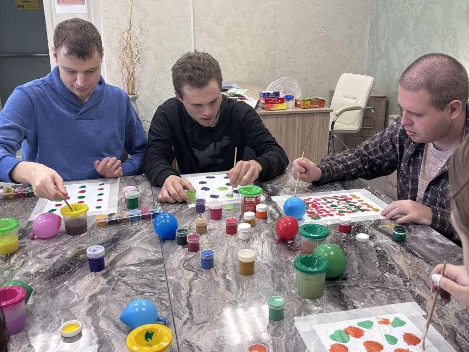 яркое и творческое занятие в рамках изо-студии «Вернисаж»