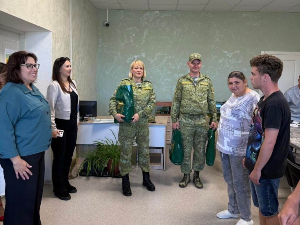 По доброй традиции в преддверии Дня знаний военнослужащие в/ч 1463 пришли к ребятам в отделение социальной реабилитации, абилитации инвалидов.